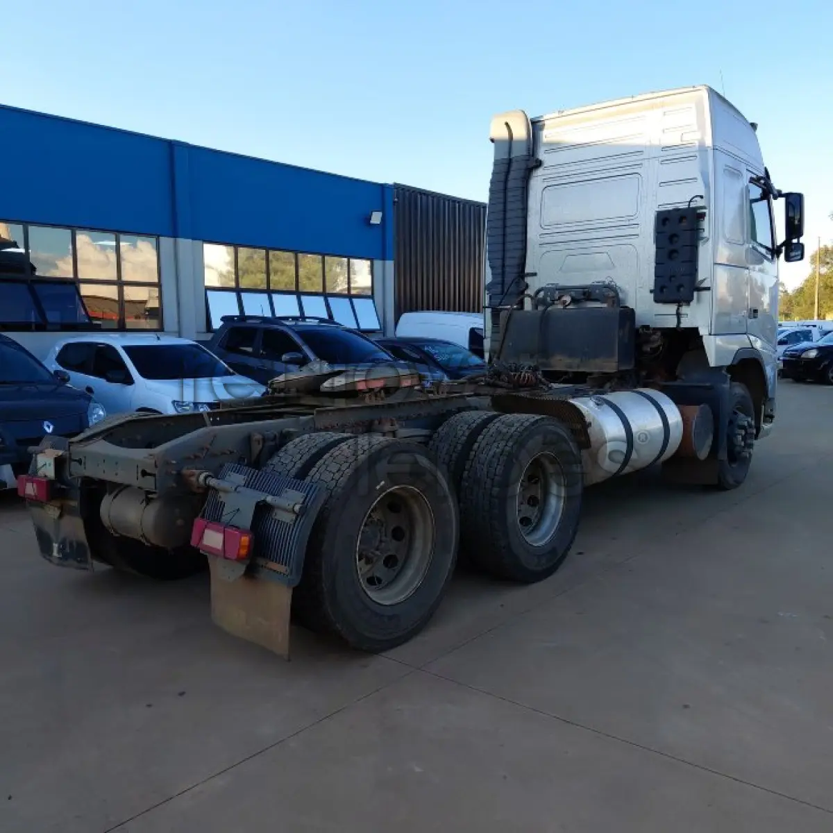 LOTE 014 - VOLVO FH 440 6X4T - ANO 2010/2011 - COMPLETO - SICREDI PLANALTO - DEPOSITADO EM SANTO ÂNGELO/RS