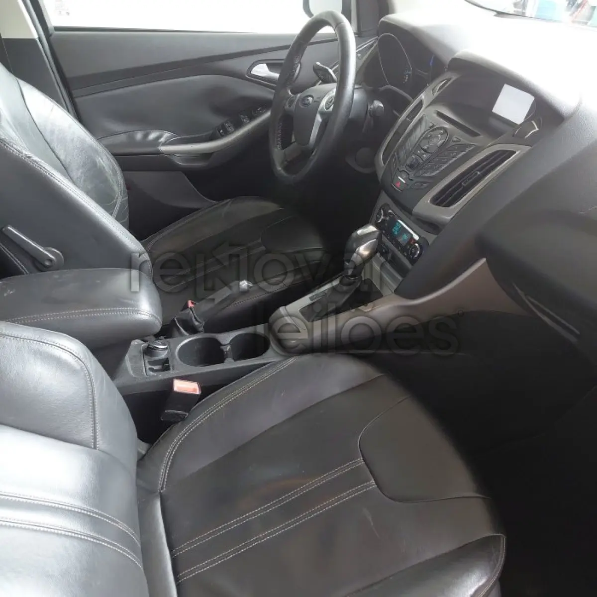 LOTE 026 - FORD FORD FOCUS SE AT 2.0 S - ANO 2013/2014 - COMPLETO - SICOOB NOVA TRENTO - DEPOSITADO EM SANTO ÂNGELO/RS