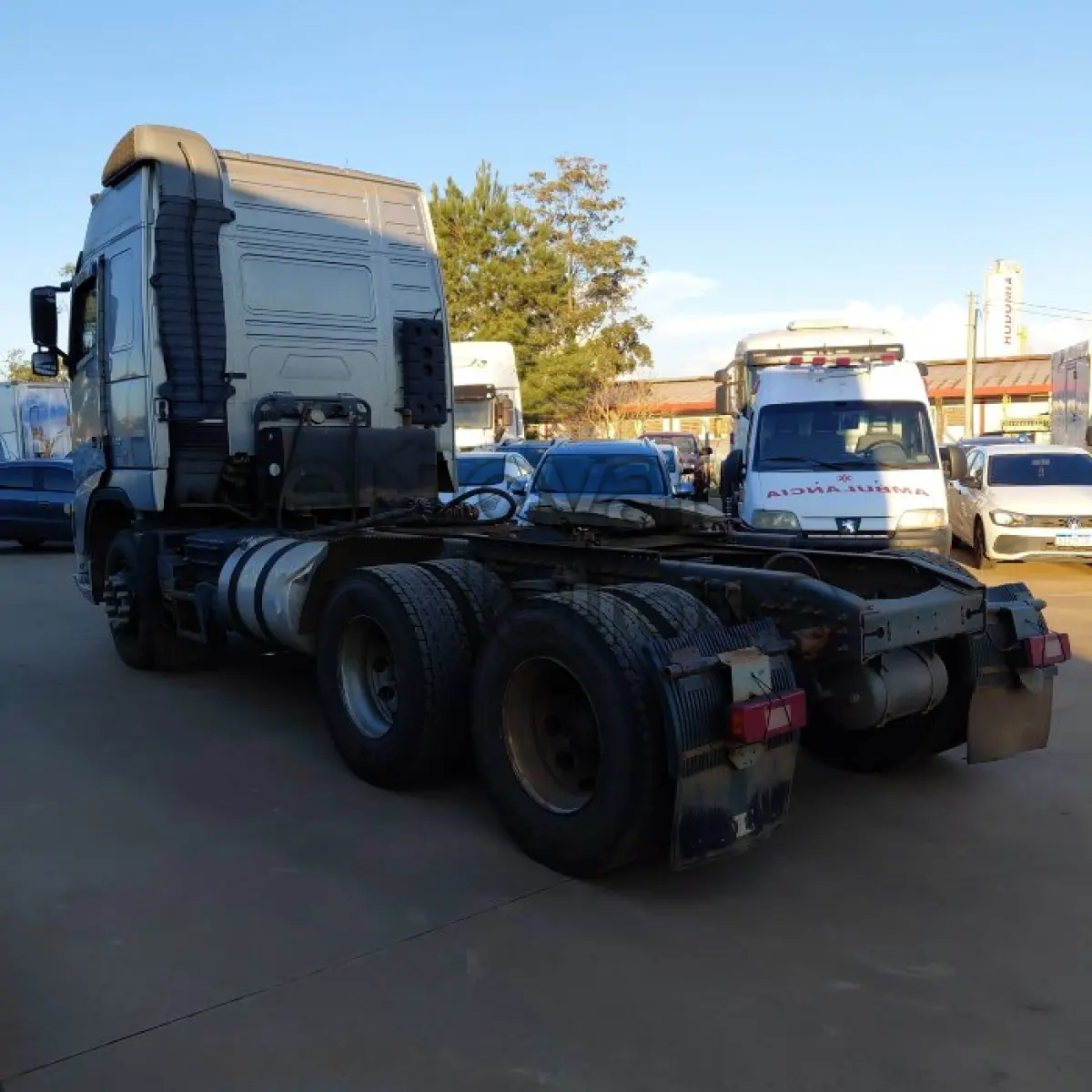 LOTE 014 - VOLVO FH 440 6X4T - ANO 2010/2011 - COMPLETO - SICREDI PLANALTO - DEPOSITADO EM SANTO ÂNGELO/RS