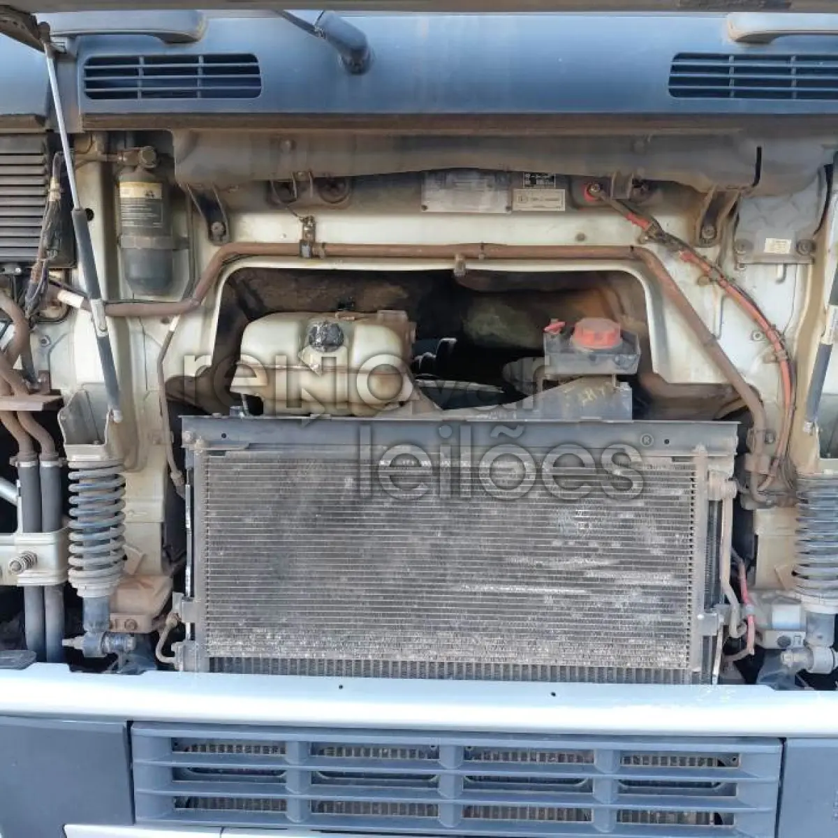 LOTE 014 - VOLVO FH 440 6X4T - ANO 2010/2011 - COMPLETO - SICREDI PLANALTO - DEPOSITADO EM SANTO ÂNGELO/RS