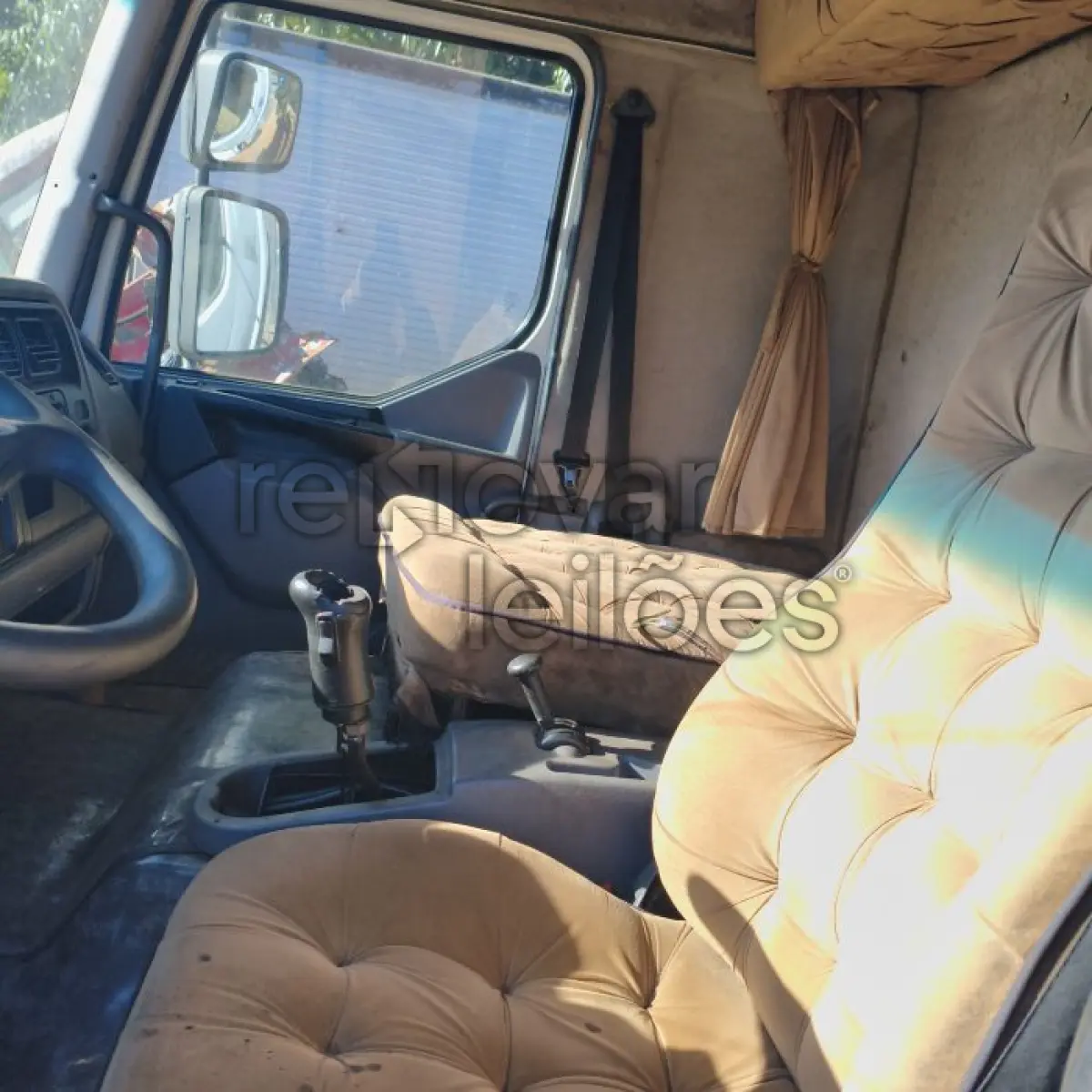 LOTE 008 - VOLVO VM23 240 6X2R - ANO 2004/2005 - CRESOL CENTRO SUL - DEPOSITADO EM IJUI/RS