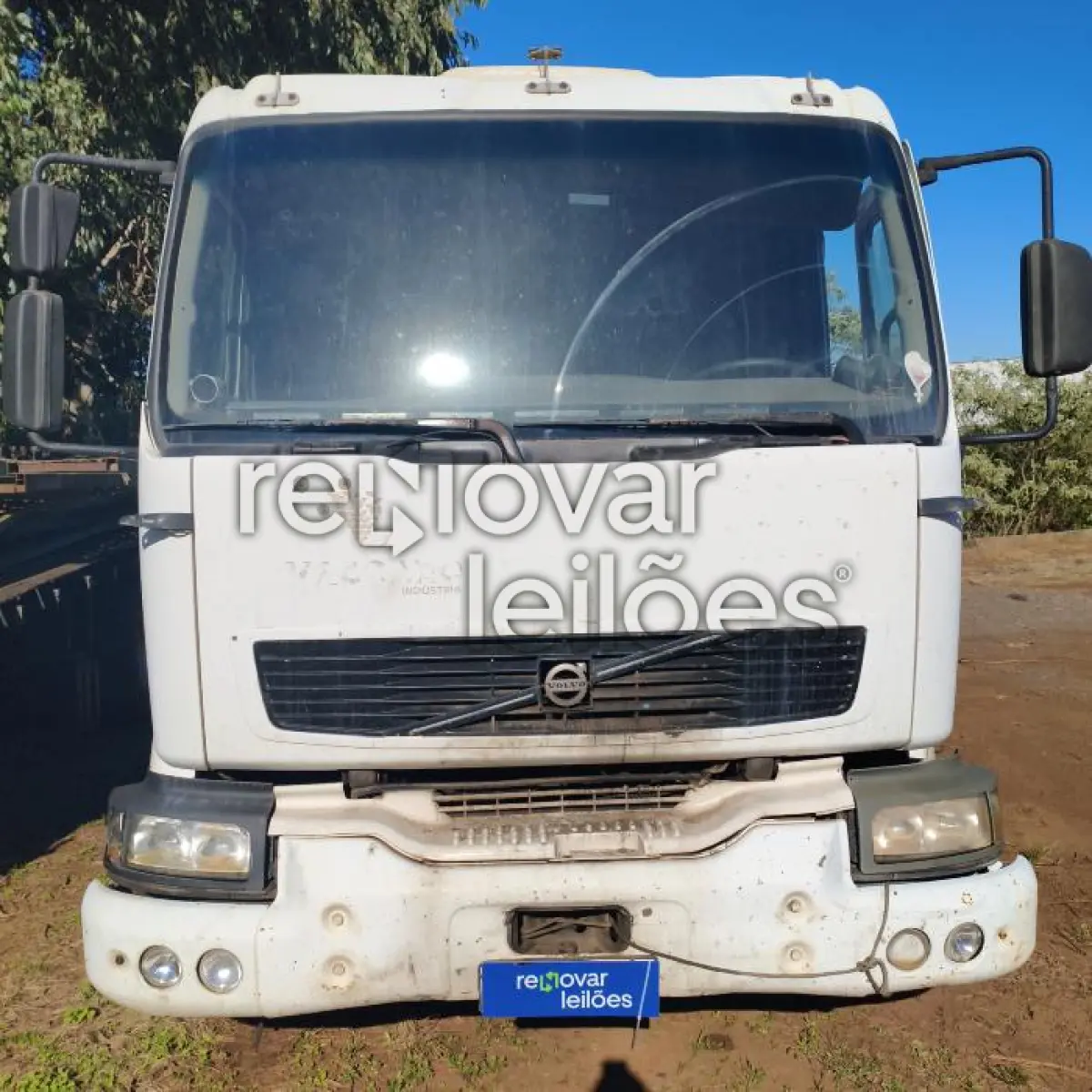 LOTE 008 - VOLVO VM23 240 6X2R - ANO 2004/2005 - CRESOL CENTRO SUL - DEPOSITADO EM IJUI/RS