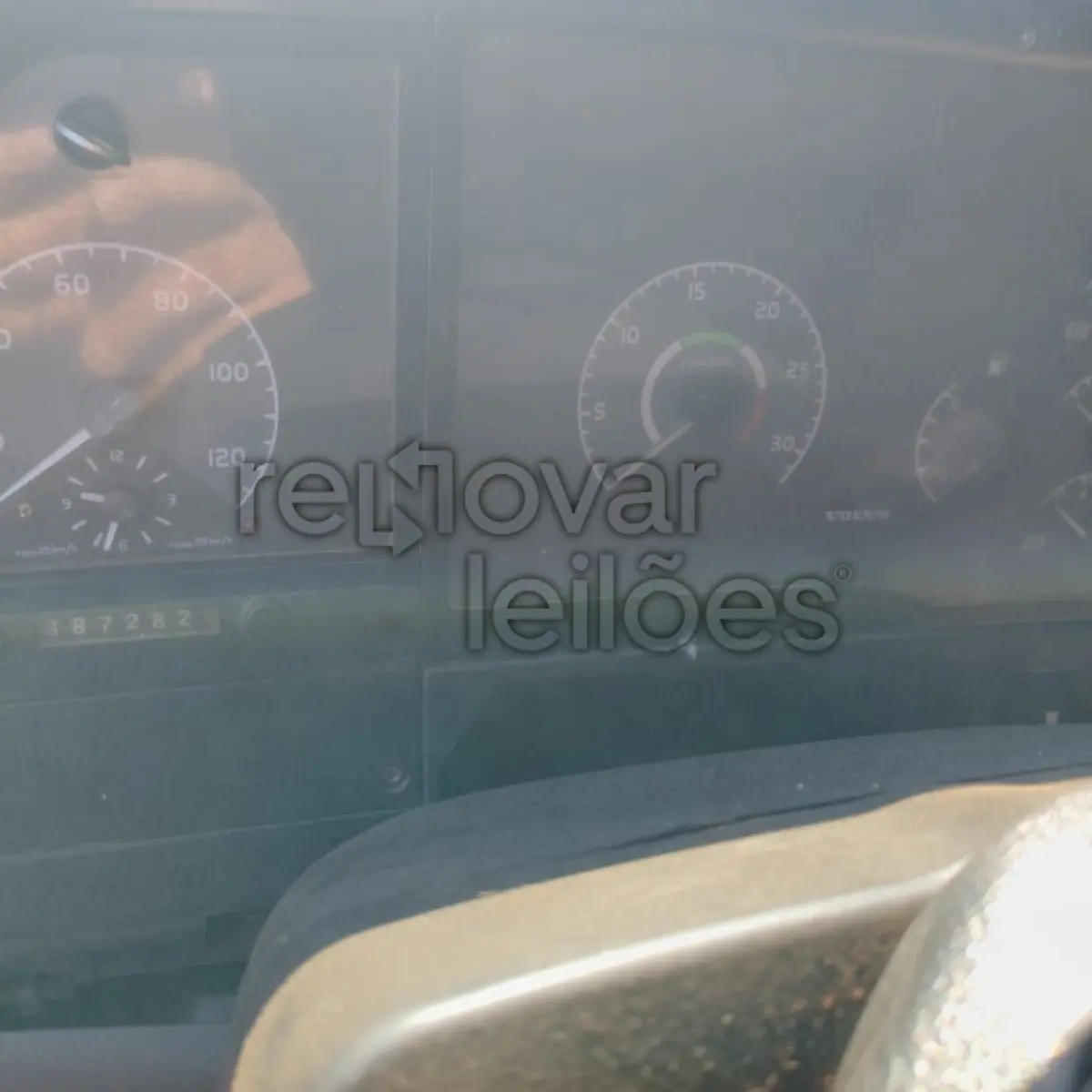 LOTE 008 - VOLVO VM23 240 6X2R - ANO 2004/2005 - CRESOL CENTRO SUL - DEPOSITADO EM IJUI/RS