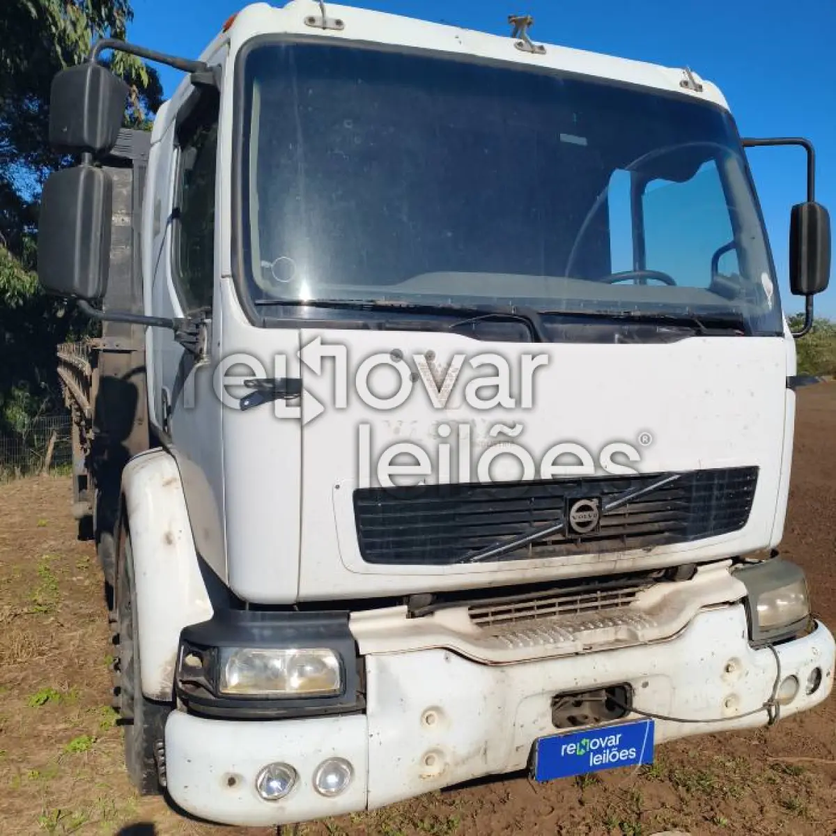 LOTE 008 - VOLVO VM23 240 6X2R - ANO 2004/2005 - CRESOL CENTRO SUL - DEPOSITADO EM IJUI/RS