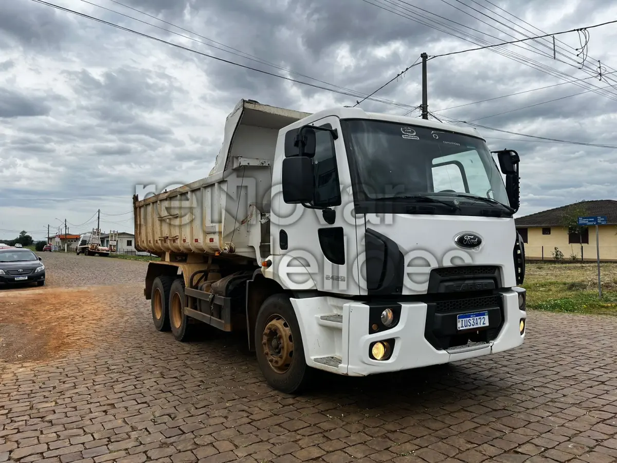 LOTE 003 - FORD CARGO 2429 E 6X2 - ANO 2013 - EM FUNCIONAMENTO