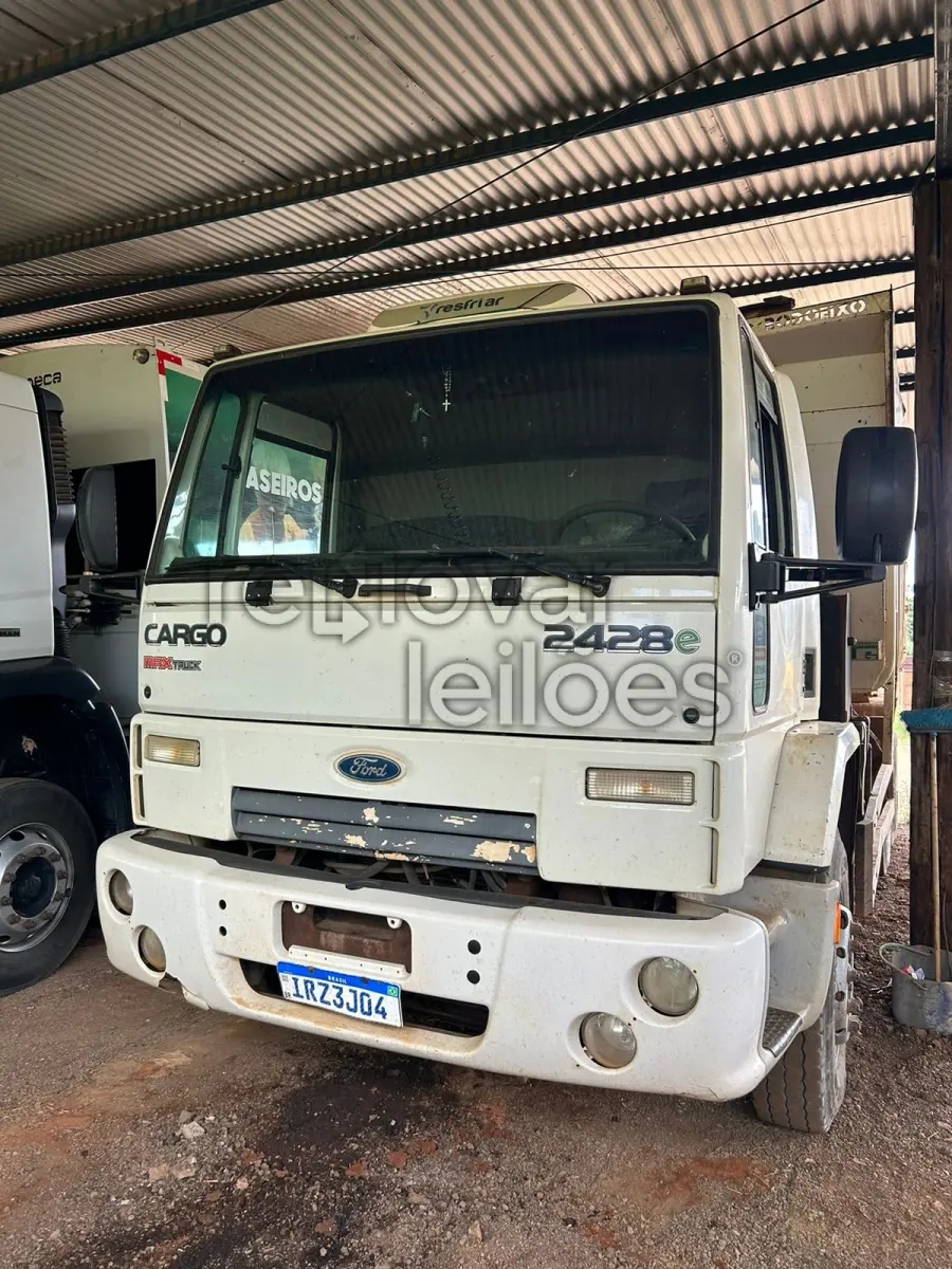 LOTE 004 - FORD CARGO 2428 E T 6X2 - ANO 2011 - EM FUNCIONAMENTO
