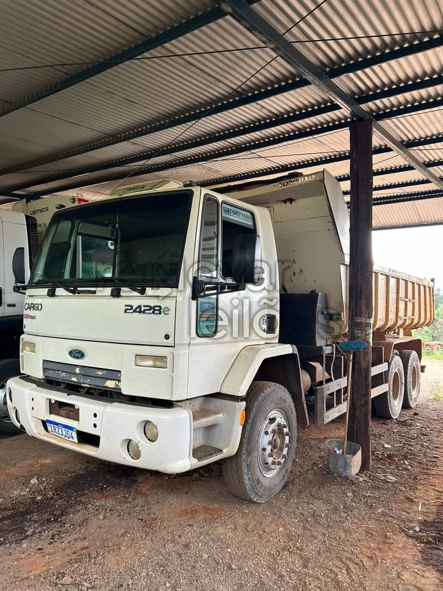 LOTE 004 - FORD CARGO 2428 E T 6X2 - ANO 2011 - EM FUNCIONAMENTO