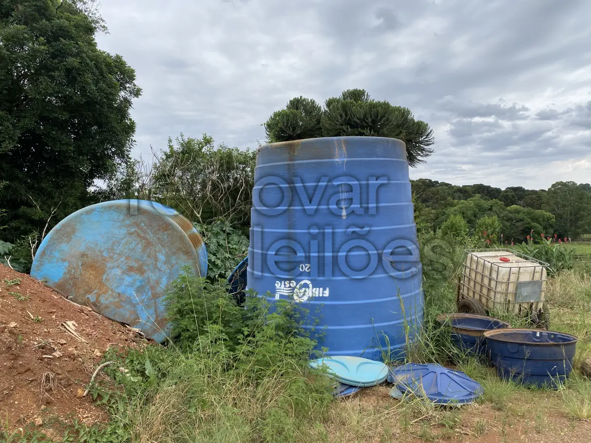 LOTE 010 - CAIXAS D’AGUA + TANQUE 1.000 L COM CARRINHO