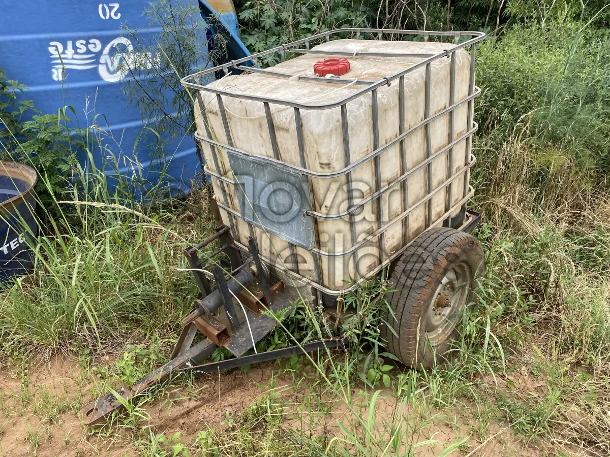 LOTE 010 - CAIXAS D’AGUA + TANQUE 1.000 L COM CARRINHO