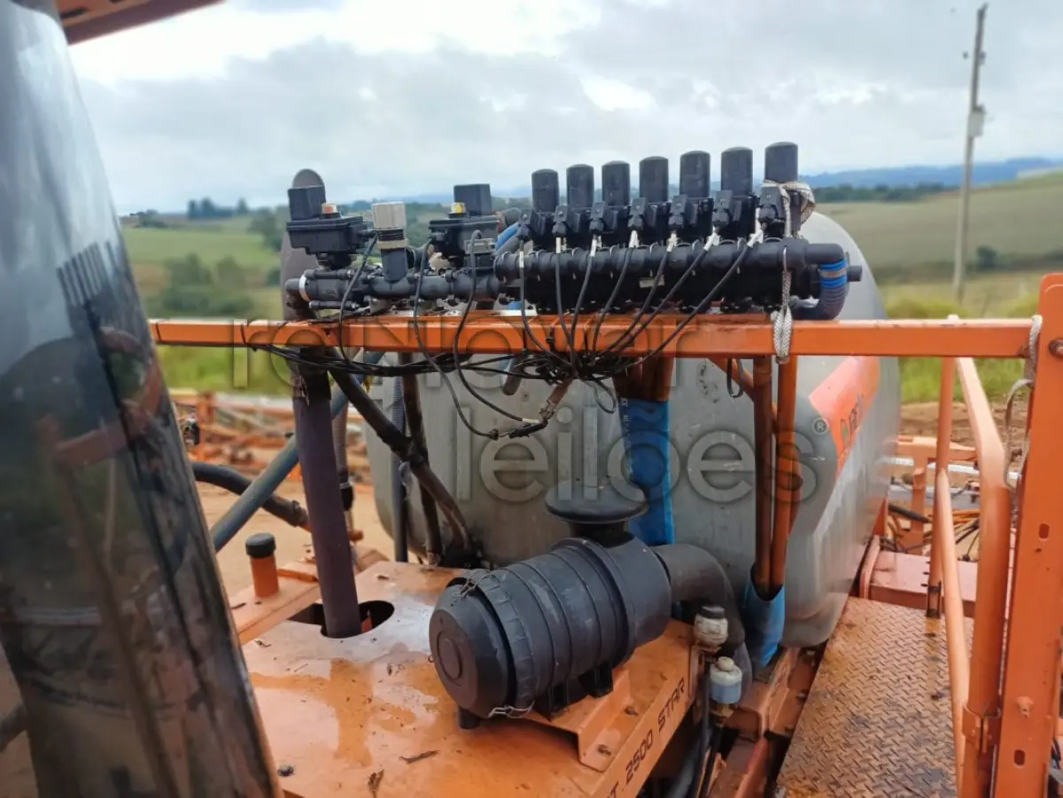 LOTE 029 - PULVERIZADOR JACTO UNIPORT 2500 - ANO 2008 - CRESOL CONFIANÇA - DEPOSITADO EM SANTA MARIA/RS