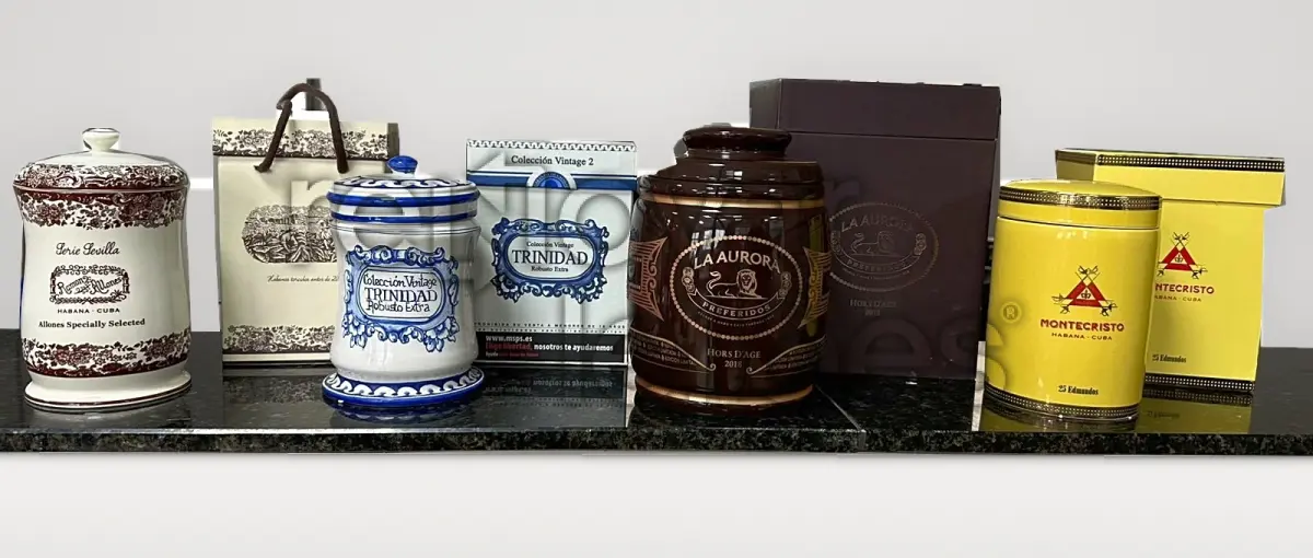 LOTE 001 - COLEÇÃO PREMIUM - CHARUTOS E WHISKIES (55 caixas)