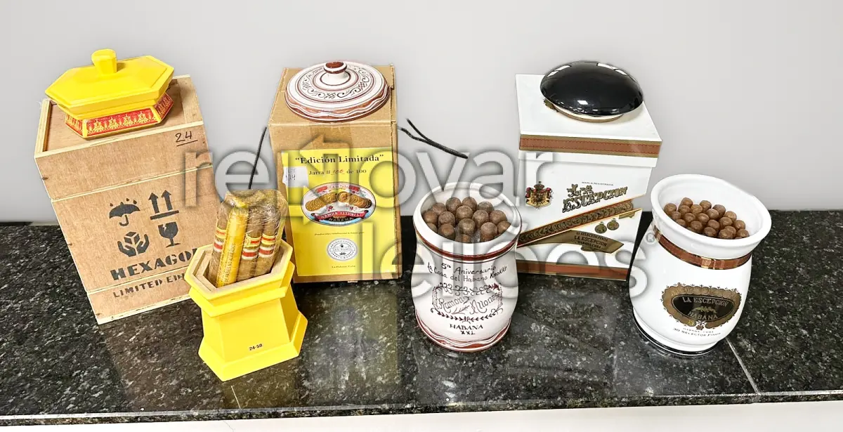 LOTE 001 - COLEÇÃO PREMIUM - CHARUTOS E WHISKIES (55 caixas)