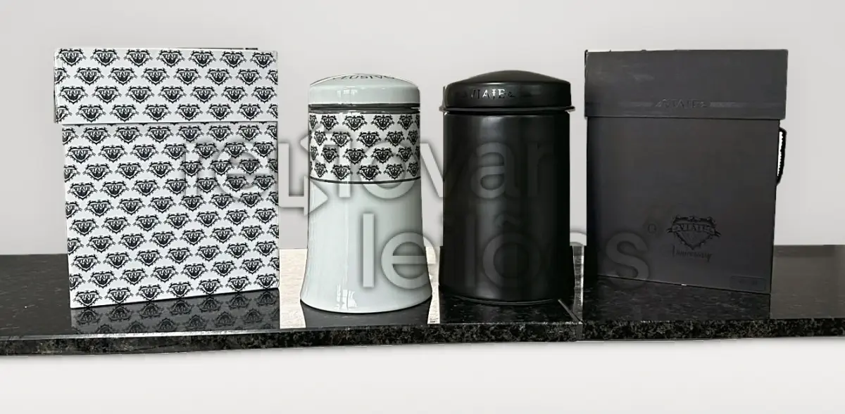 LOTE 001 - COLEÇÃO PREMIUM - CHARUTOS E WHISKIES (55 caixas)
