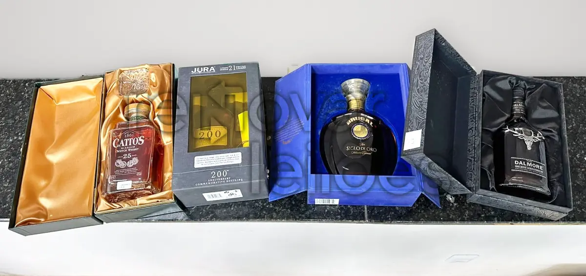 LOTE 001 - COLEÇÃO PREMIUM - CHARUTOS E WHISKIES (55 caixas)