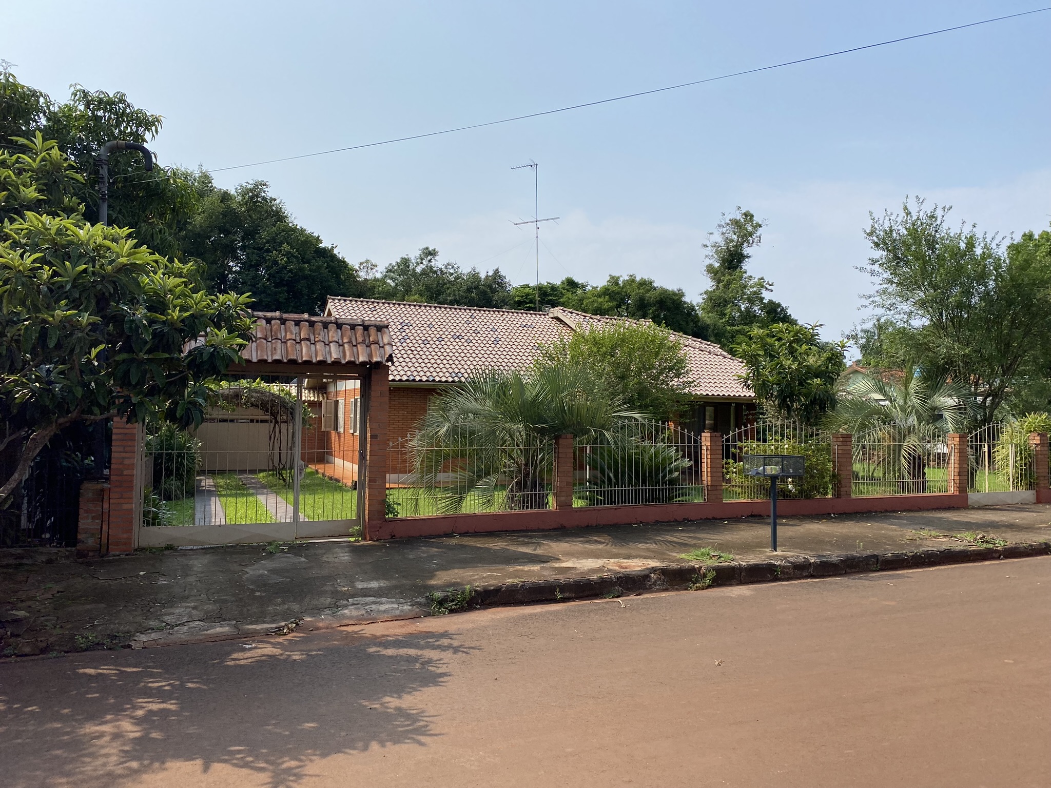 CASA COM PISCINA E TERRENO COM 1.500M² - SANTO CRISTO / RS, localizado em Santo Cristo - RS