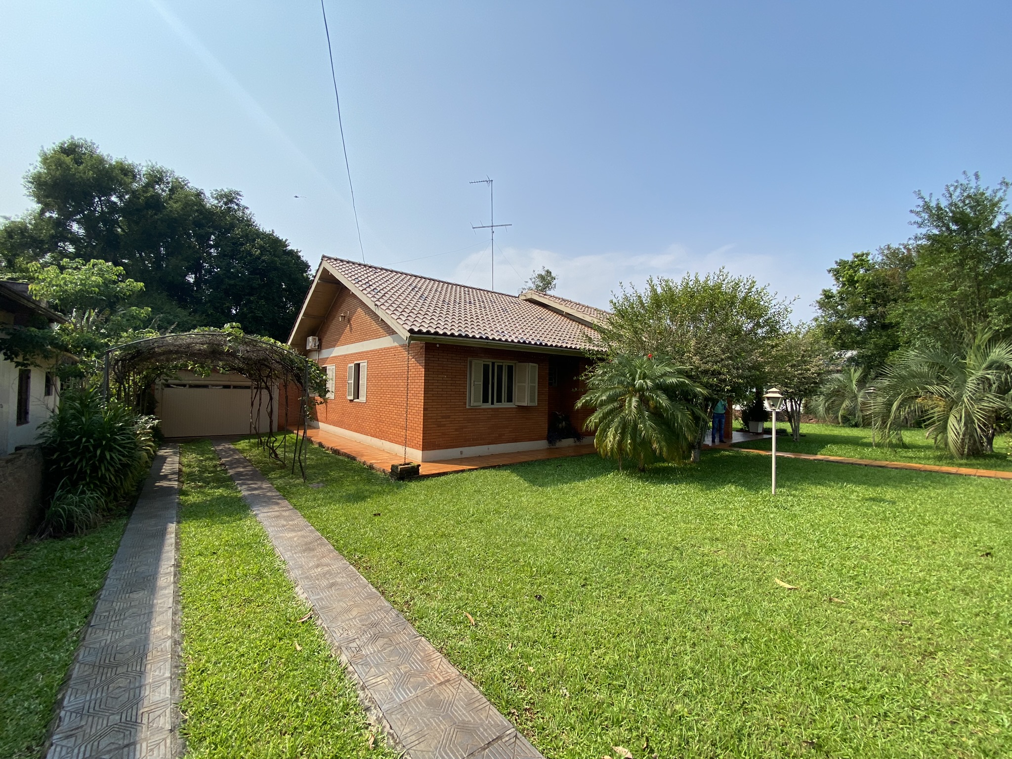 CASA COM PISCINA E TERRENO COM 1.500M² - SANTO CRISTO / RS, localizado em Santo Cristo - RS