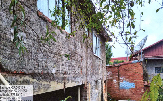LOTE URBANO COM 460 M² / COM BENFEITORIAS (CASA DE MADEIRA) / RUA ESPÍRITO SANTO / ERECHIM - RS, localizado em Erechim - RS