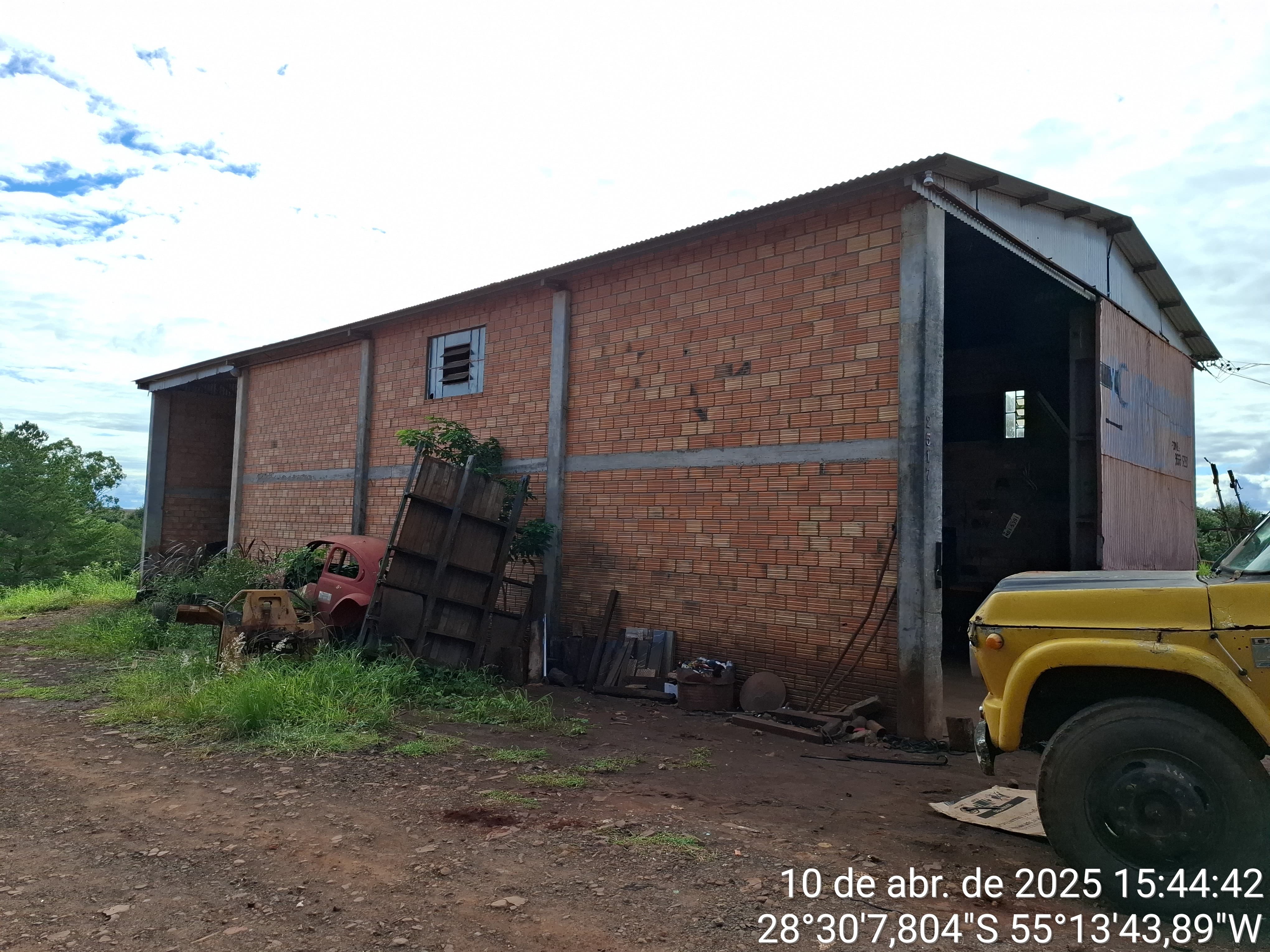 TERRENO COM ÁREA SUPERFICIAL DE 850M² / ACESSO A SANTO ANTÔNIO DAS MISSÕES / COM BENFEITORIAS NÃO AVERBADAS - GALPÃO COMERCIAL DE 200M² / EM ALVENARIA E BOM ESTADO DE CONSERVAÇÃO / ATUALMENTE OCUPADO , localizado em Santo Antônio Das Missões - RS